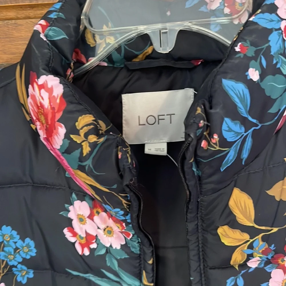 Loft puffy vest black floral size medium - Picture 3 of 4